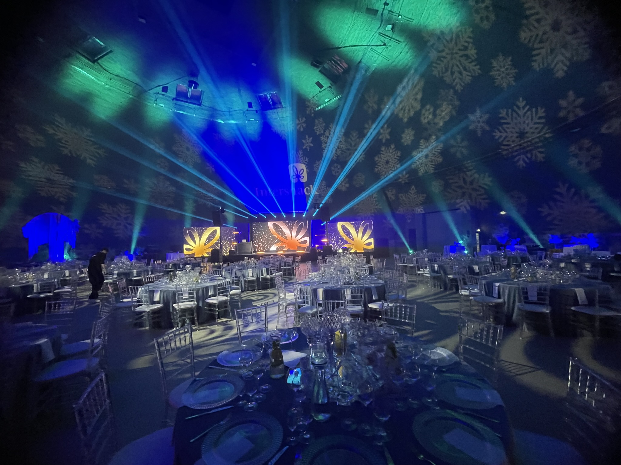 Realizacja eventowa ze sceną i efektownym oświetleniem