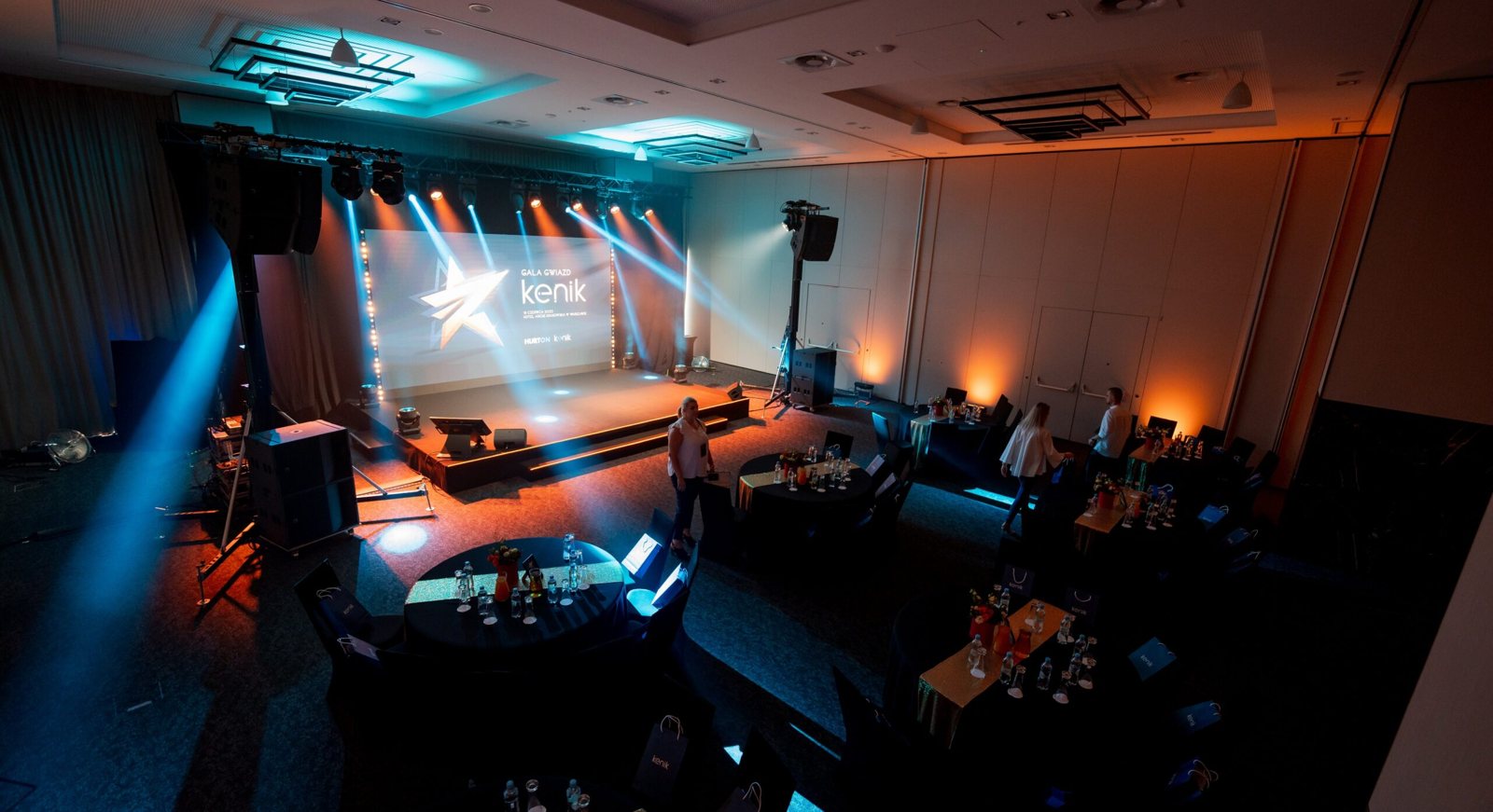 Sala konferencyjna z ekranem i oświetleniem scenicznym