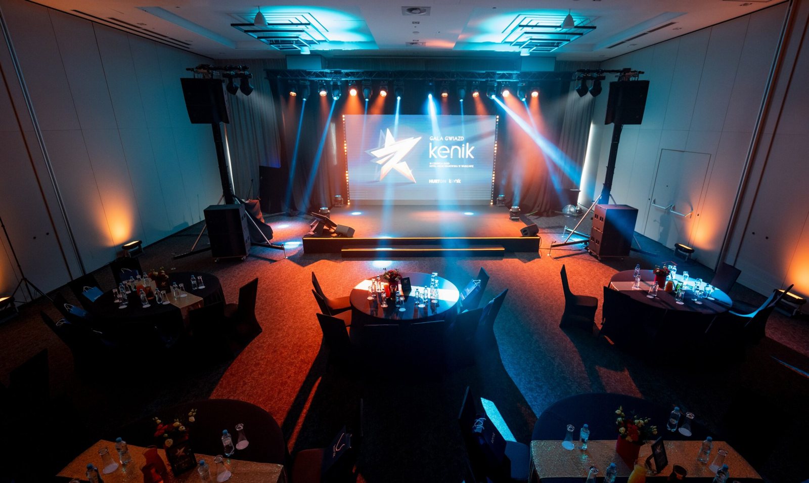 Scena eventowa oświetlona na niebiesko i pomarańczowo
